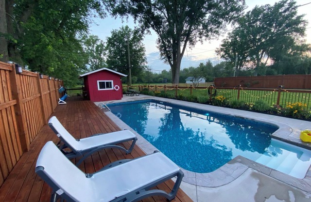 Niagara Riverview&Private pool &Hot Tub (6-8)