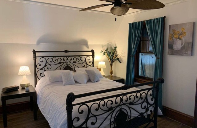 Nice 1 BR Apt with office with WIFI and convenient location