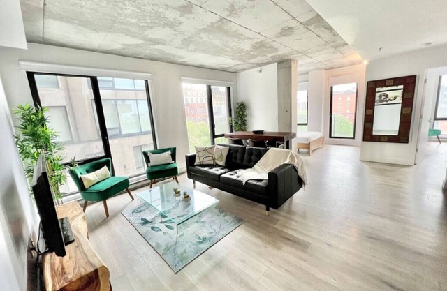 Nice 2-bedroom apt in Old Port, featuring stylish decor modern amenities and a fantastic location.