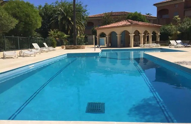 Nice and cosy apartment center ST TROPEZ, view of the gulf swimming pool parking