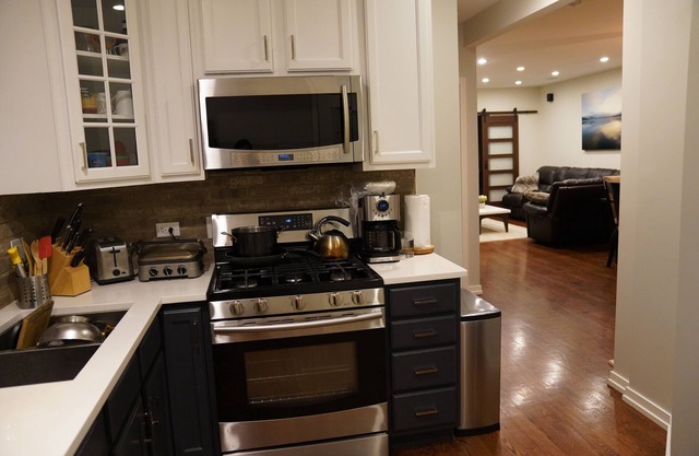 Nice and cozy aptartment in two unit building. 20min from the airport. Sleeps 5!