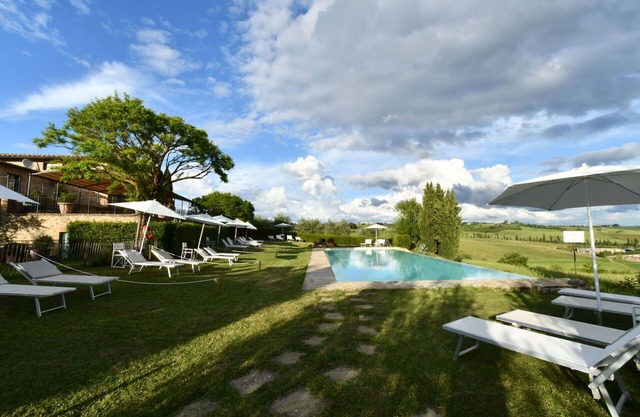 Nice apartment for 4 guests with A/C, pool, WIFI, TV and pets allowed, close to Siena