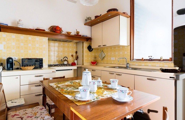 Nice apartment for 6 guests with WIFI, A/C, balcony, pets allowed and parking