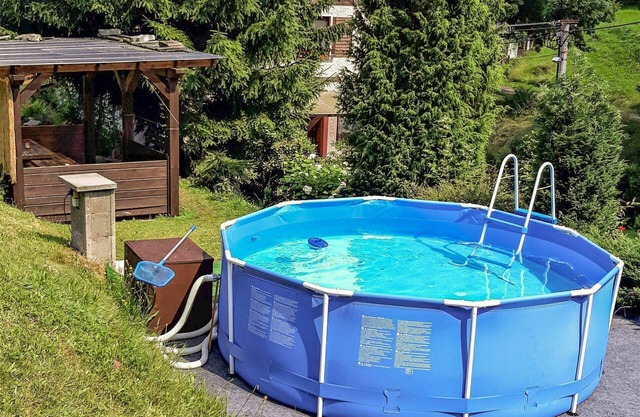 Nice apartment in villa for 4 people with WIFI, pool, TV, patio, pets allowed and parking