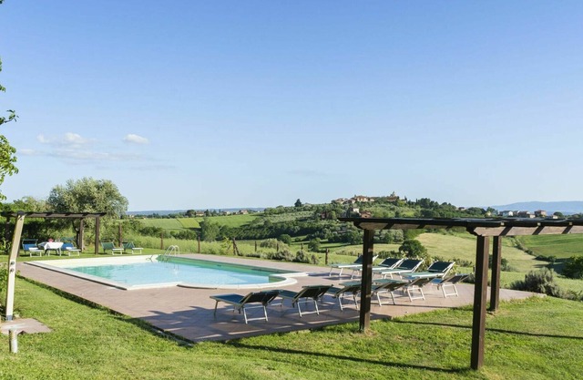 Nice apartment in villa with WIFI, A/C, pool, TV, patio, pets allowed, panoramic view and parking