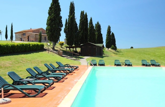 Nice apartment in villa for 8 guests with pool, WIFI, TV, pets allowed and parking, close to Siena