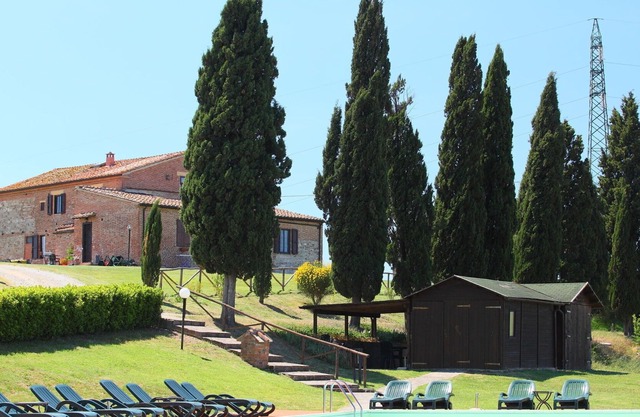 Nice apartment in villa with pool, WIFI, TV, patio, pets allowed and parking, close to Siena
