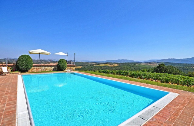 Nice apartment with WIFI, pool, TV, pets allowed and panoramic view, close to Greve In Chianti