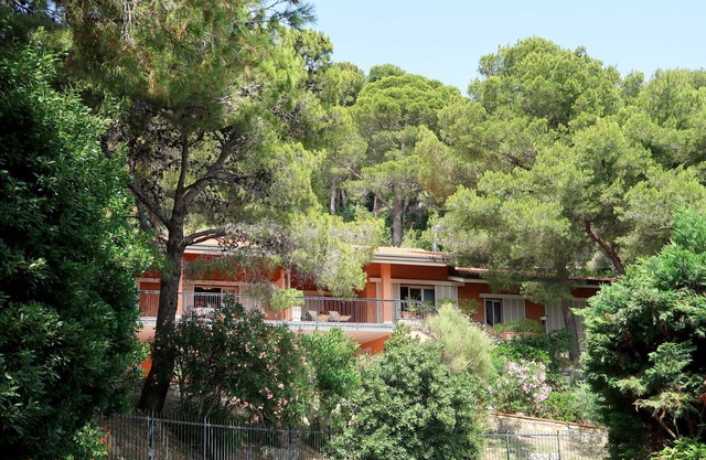 Nice apartment in villa for 6 guests with WIFI, TV, terrace, pets allowed and parking