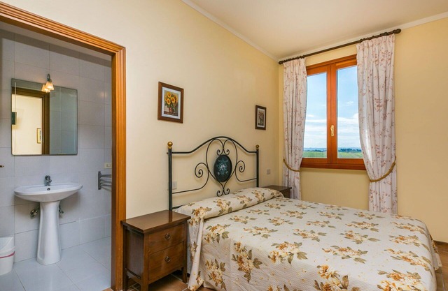 Nice apartment for 2 people with WIFI, A/C, pool, TV, pets allowed and parking