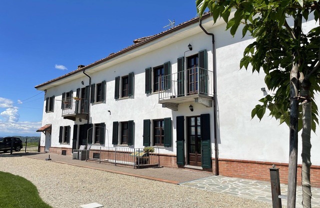 Nice apartment for 4 people with WIFI, TV, terrace and panoramic view, close to Asti