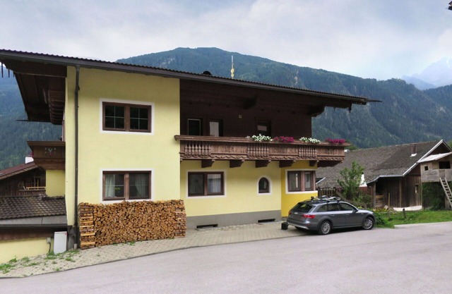 Nice apartment for 10 people with WIFI, TV, balcony and parking