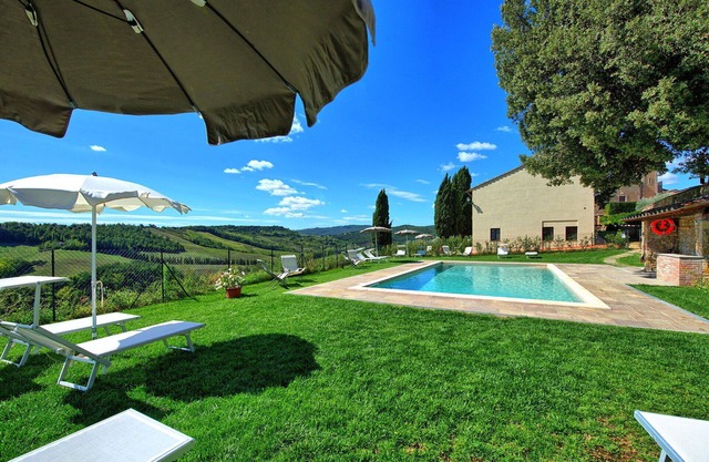 Nice apartment for 10 people with A/C, pool, WIFI and panoramic view, close to San Gimignano