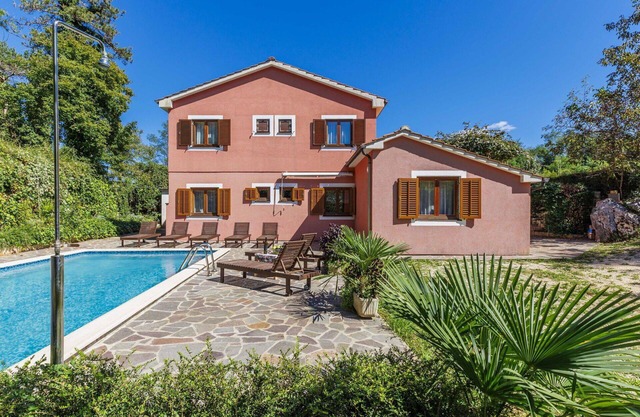 Nice apartment for 12 guests with A/C, WIFI, private pool, TV, patio, pets allowed and parking