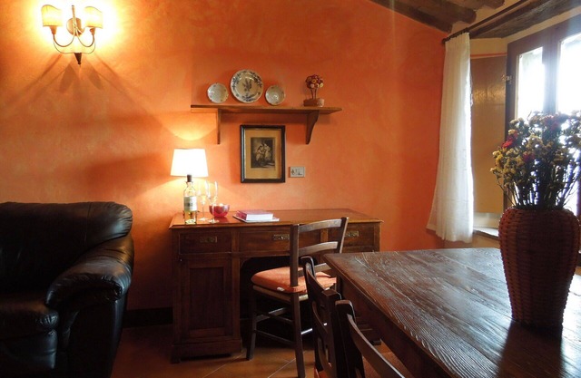 Nice apartment for 4 people with WIFI, pool, TV and parking, close to Montepulciano