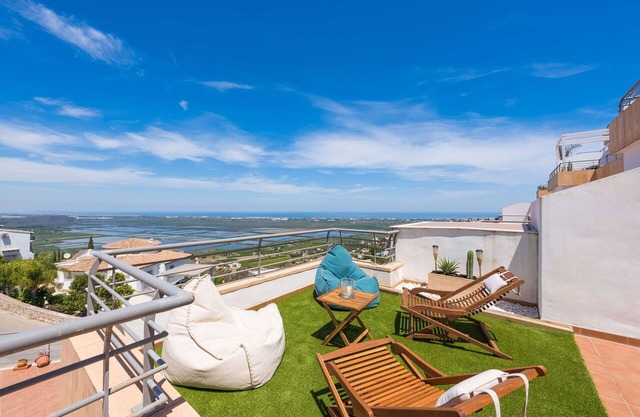 Nice apartment for 6 guests with WIFI, A/C, pool, TV, patio and pets allowed