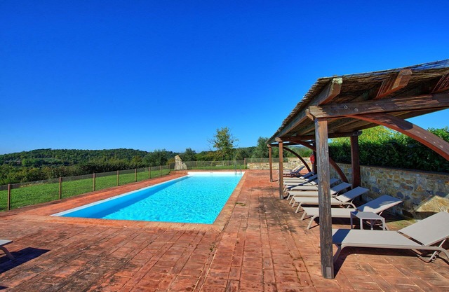 Nice apartment for 2 people with pool, A/C, TV and panoramic view, close to Siena