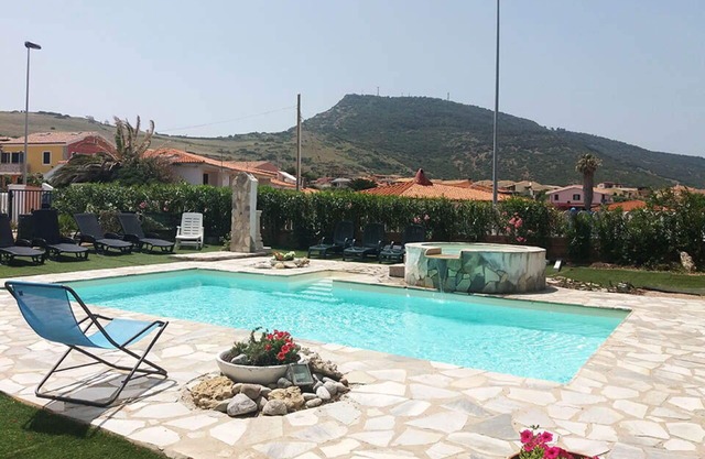 Nice apartment for 6 people with WIFI, pool, TV and balcony, close to Castelsardo