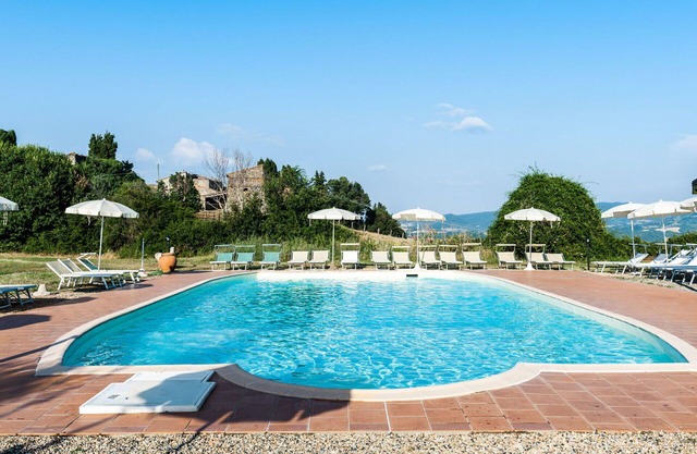 Nice apartment in villa for 4 people with WIFI, pool, TV, patio and pets allowed
