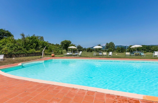 Nice apartment in villa for 4 guests with WIFI, pool, TV, patio and pets allowed