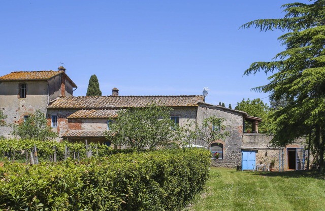Nice apartment in villa for 4 guests with pool, WIFI, TV, patio, pets allowed and panoramic view