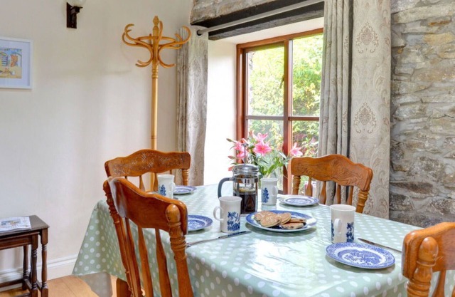 Nice apartment in villa for 2 guests with WIFI, TV, pets allowed and parking