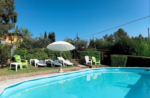 Nice apartment in villa for 4 people with pool, TV, patio, pets allowed and parking