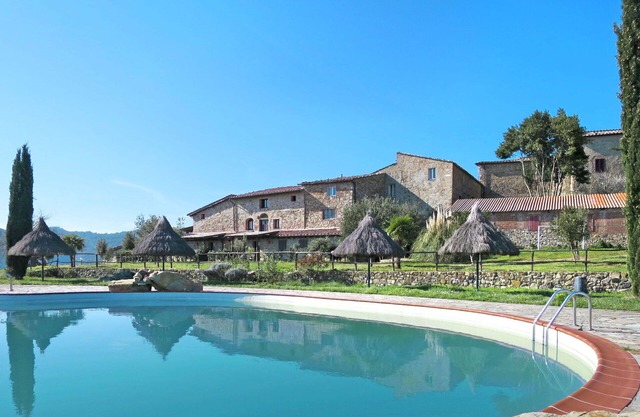 Nice apartment in villa for 4 people with pool, patio, pets allowed, panoramic view and parking