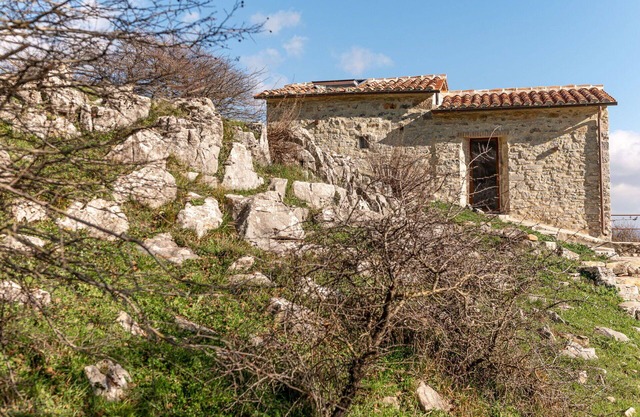 Nice apartment in villa for 2 guests with patio and pets allowed