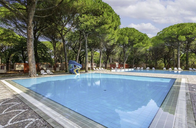 Nice apartment in villa for 6 people with A/C, WIFI, pool, terrace, pets allowed and parking