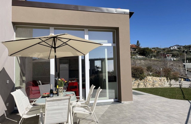 Nice apartment in villa for 4 guests with hot tub, A/C, WIFI, TV, terrace and parking