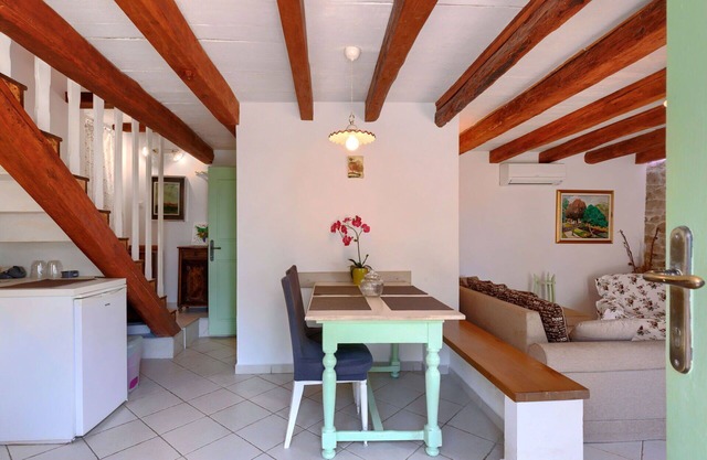 Nice apartment in villa for 6 people with pool, WIFI, A/C, TV, patio, pets allowed and parking