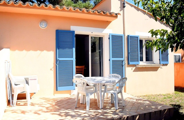 Nice apartment in villa for 8 guests with pool, WIFI, TV, terrace and pets allowed
