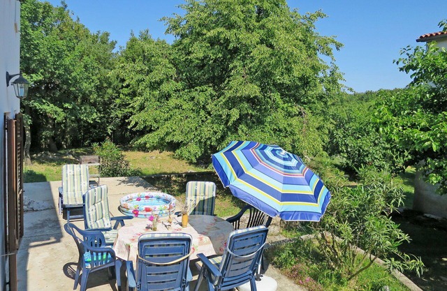 Nice apartment in villa for 7 guests with WIFI, TV, terrace, pets allowed and parking