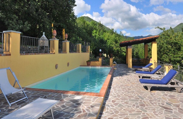 Nice apartment in villa with A/C, pool, WIFI, pets allowed, panoramic view and parking