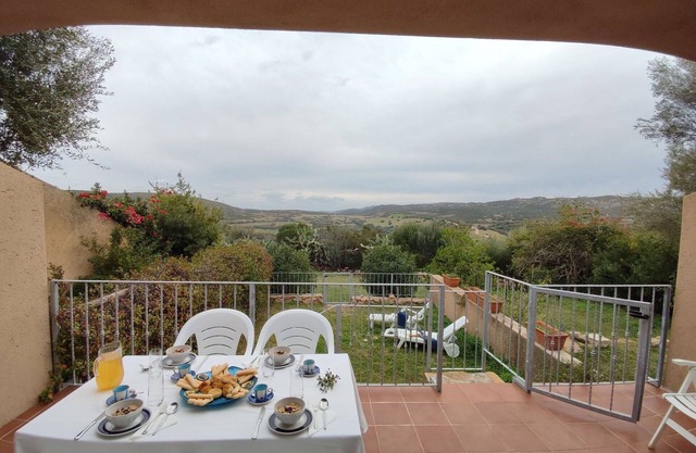 Nice apartment in villa for 5 guests with A/C, pool, WIFI, TV, terrace and panoramic view