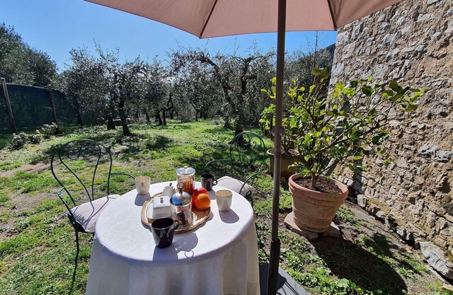 Nice apartment in villa for 4 guests with WIFI, pets allowed and parking, close to Lucca