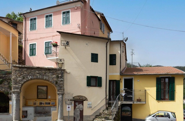 Nice apartment in villa for 8 guests with WIFI, TV, patio, pets allowed and parking
