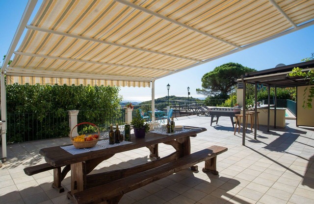 Nice apartment for 30 guests with pool, WIFI, A/C, hot tub, TV, patio and parking