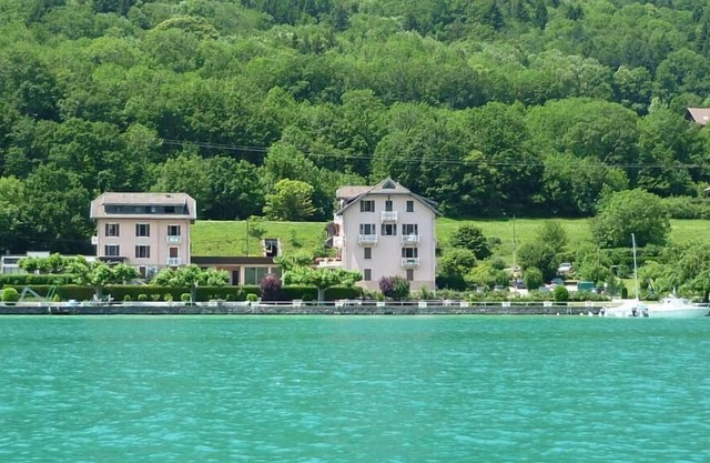 Nice apartment with private beach on Annecy lake