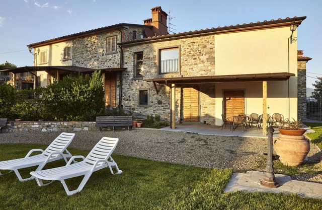 Nice apartment with WIFI, pool, TV, pets allowed, panoramic view and parking, close to Arezzo