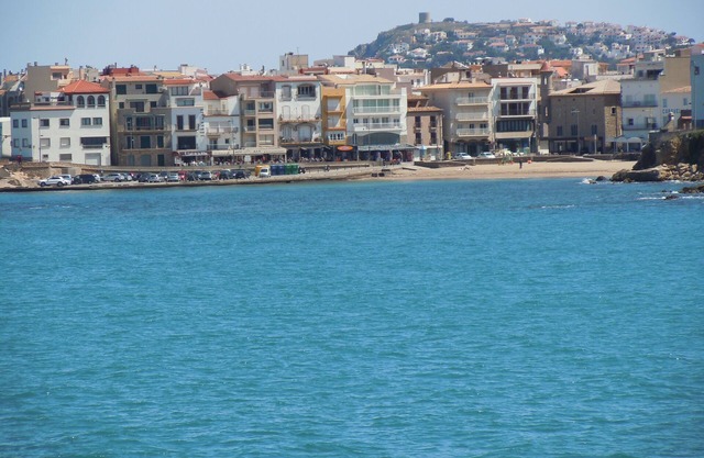 Nice bright apartment, quiet, large garden, 5 minutes to the sea, internet, satellite, tv