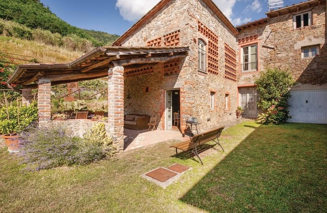 Nice, comfortable holiday home with terrace, on the hills near Lucca