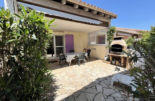 Nice holiday house with 2 bedrooms, 5 people, in a secured residence with commun pool, 200m from.