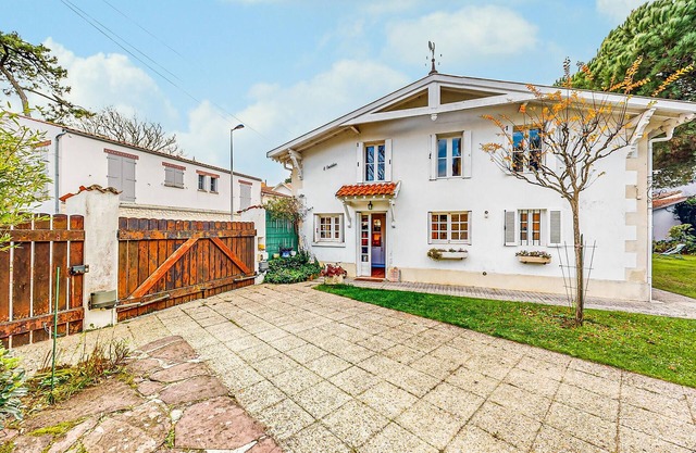 Nice home in Royan with WiFi