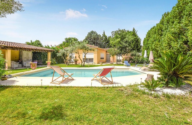 Nice home in Sorgues with kitchen