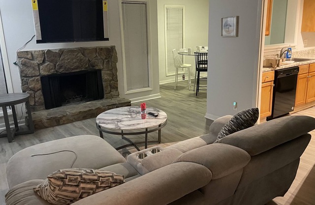 Nice peaceful Condo with New furnitue and fire place
