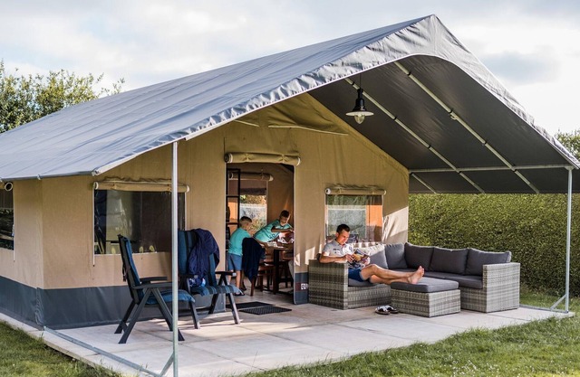 Nice safari tent with sanitary facilities, on an active farm on Schiermonnikoog