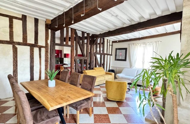 Nice standing & terrace, heart of town, parking at foot