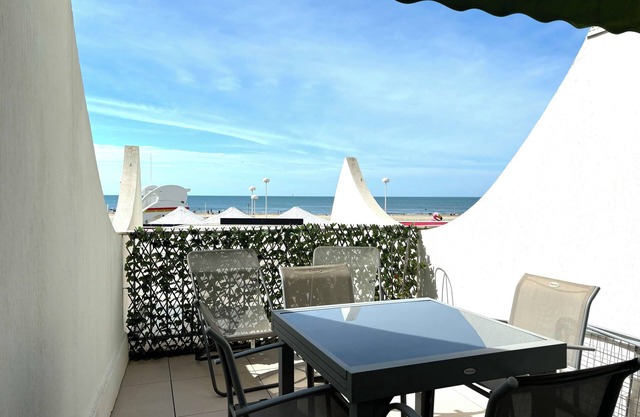 Nice studio with sea view terrace and parking - near the beach